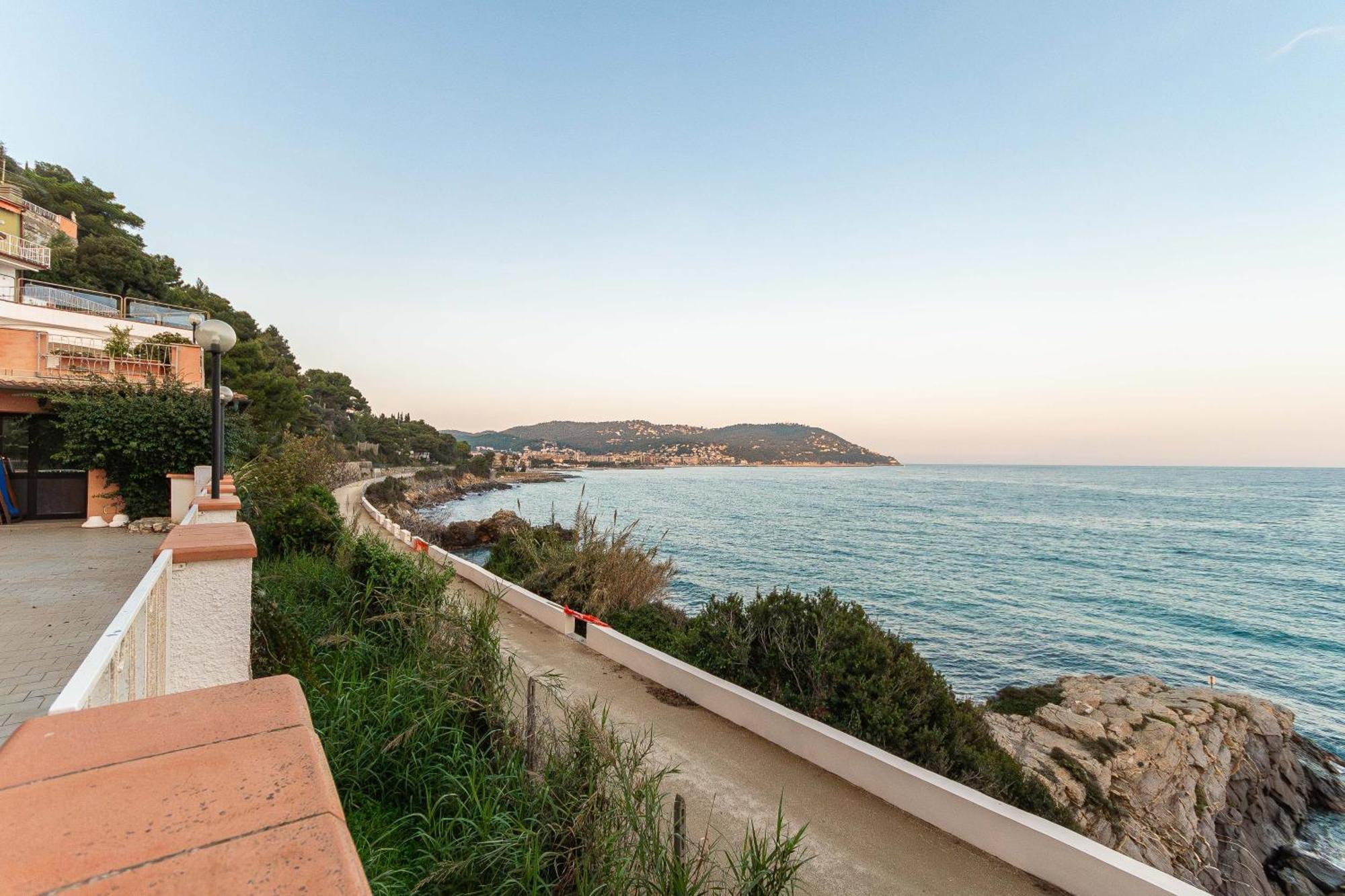 C22 Beachfront Villa - Spa Bath, Pool, Private Beach, Parking Free Marina dʼMarina dʼAndora エクステリア 写真